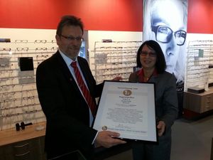 Bezirksbürgermeister Bruno Wisbar übergibt Gabi Honndorf-Steinke die Urkunde zur 1a-Optikerin